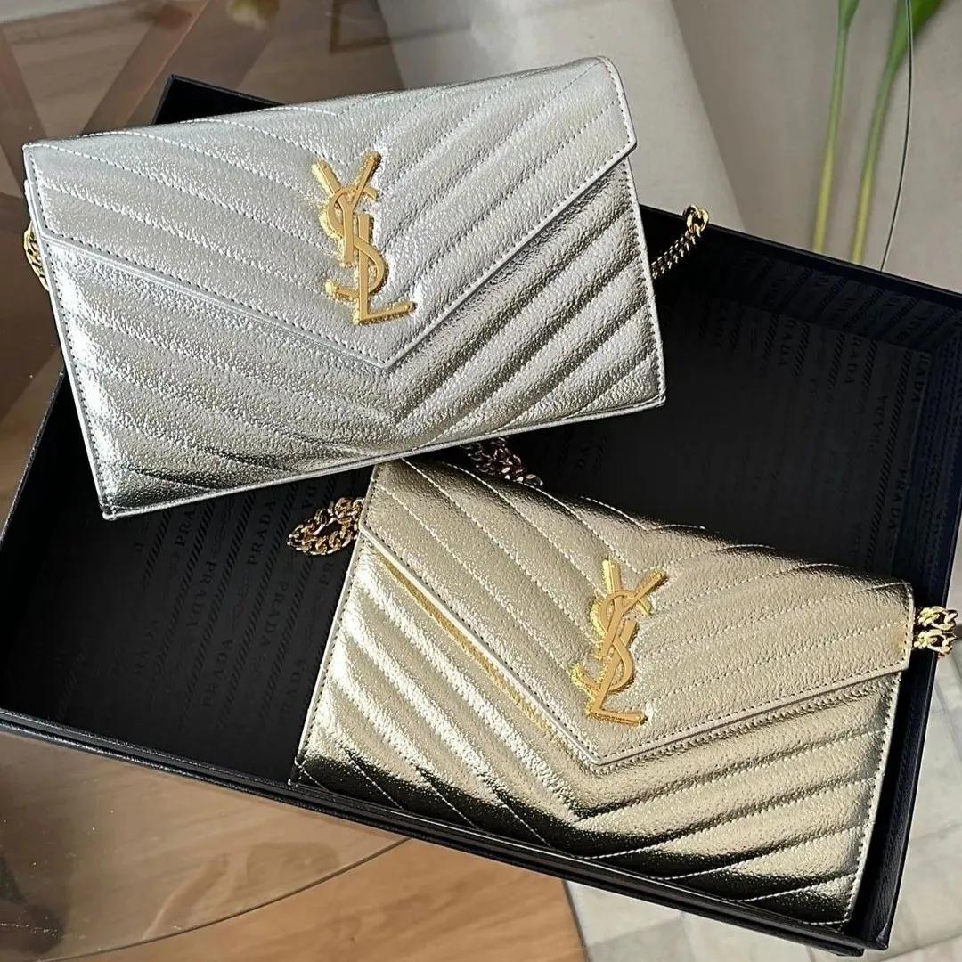 Bolsa envelope YSL metalizada 