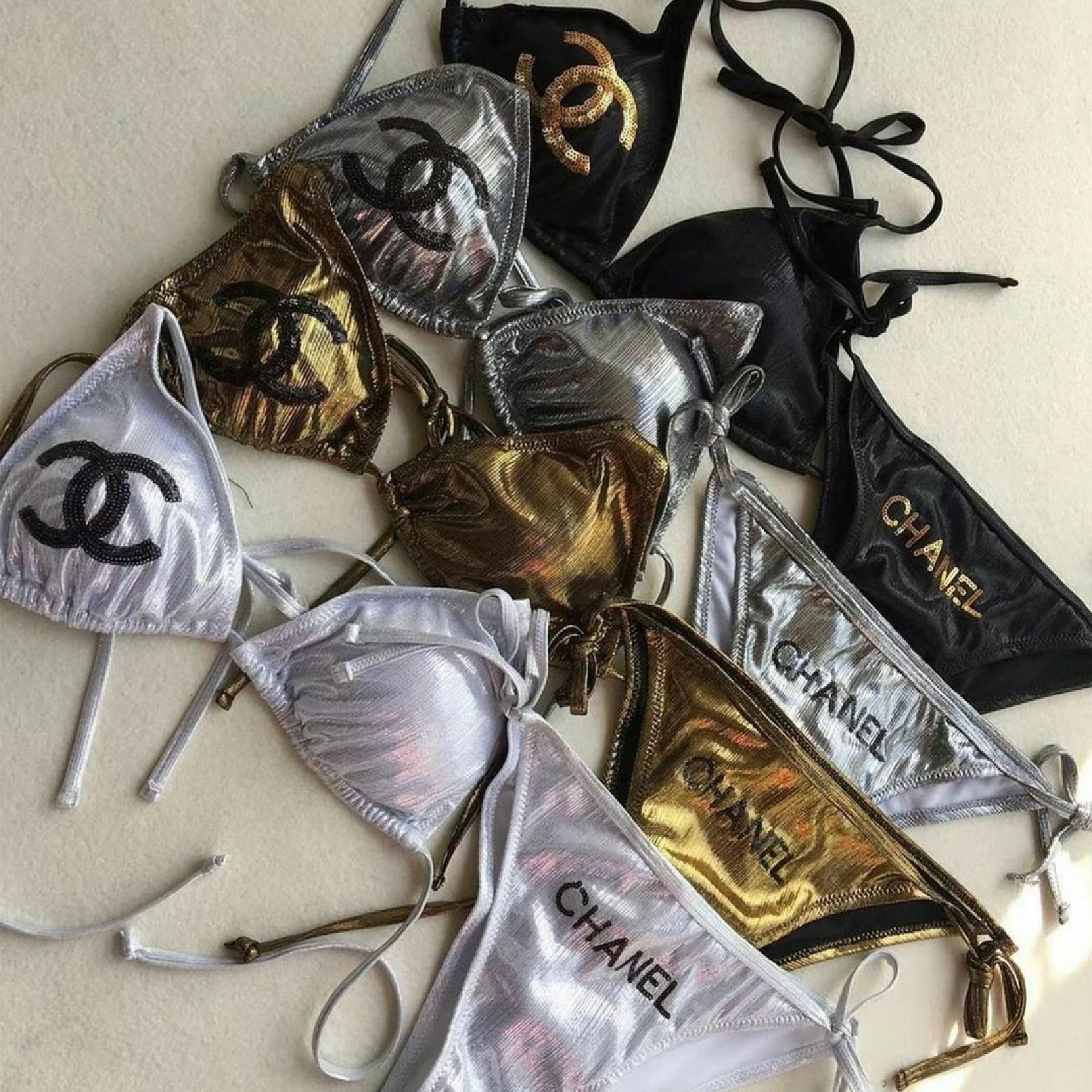Biquíni Chanel brilho 