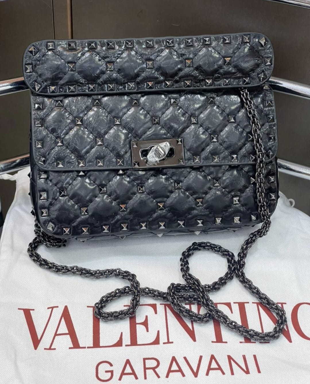 Bolsa Valentino Rockstud Spike preta 