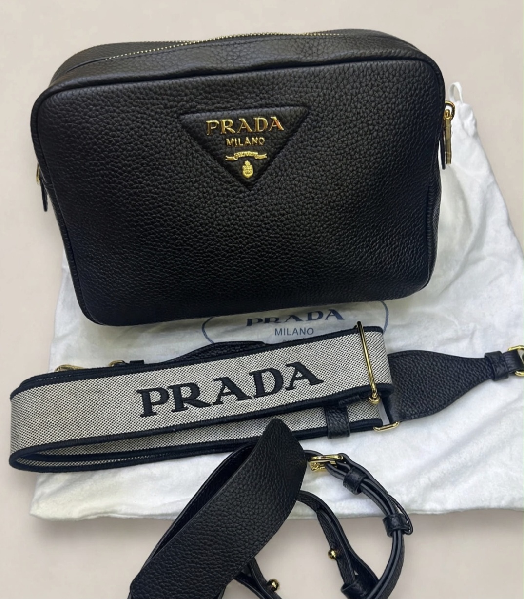 Bolsa Prada em couro 