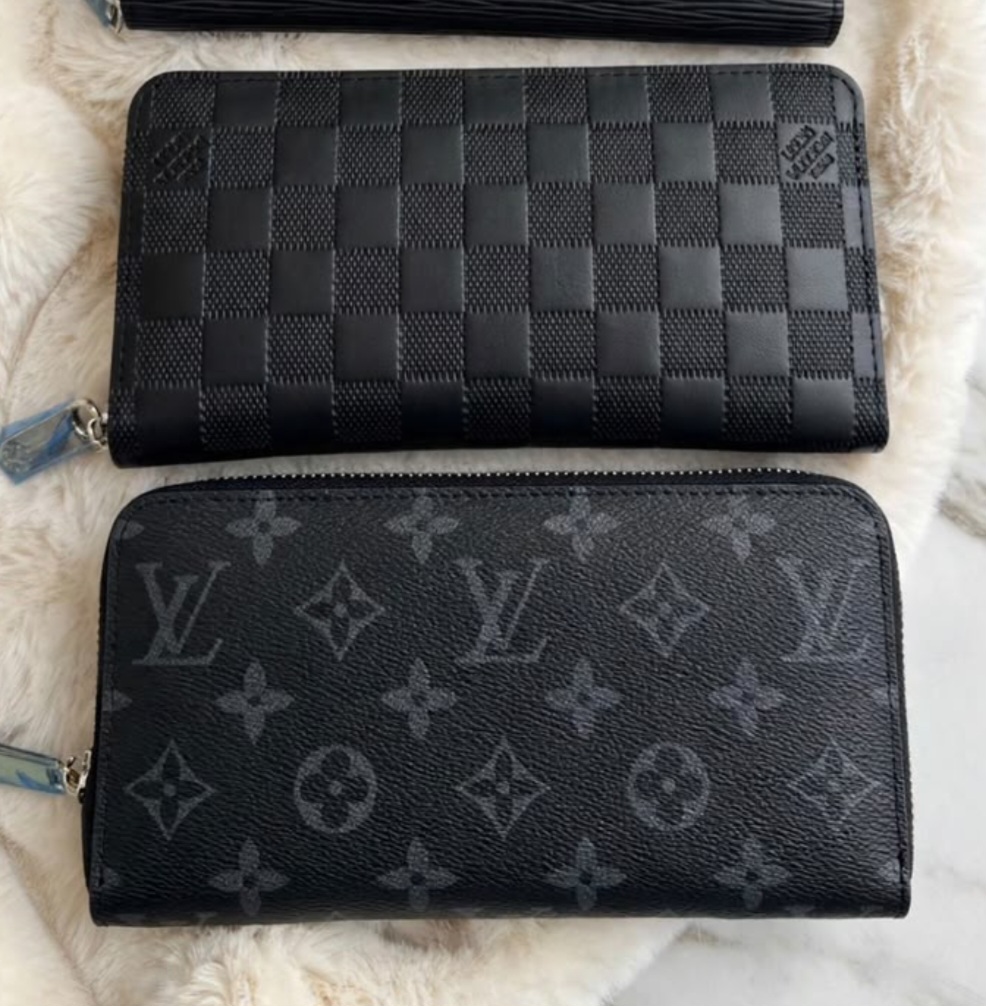 Carteira Louis Vuitton em couro italiana 